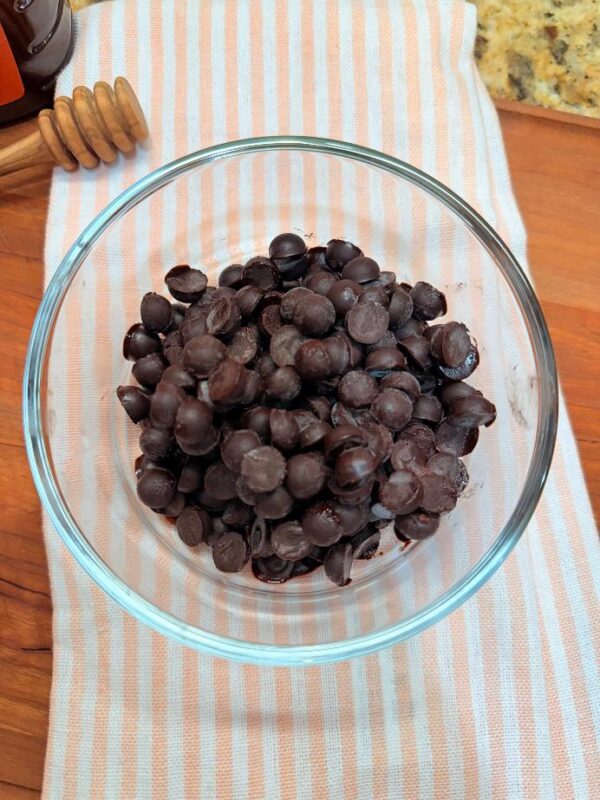 Homemade chocolate chips with honey (3 ingredients)