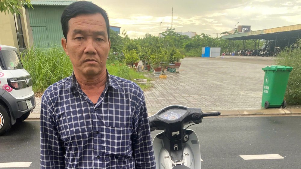 Mượn xe người quen đi uống cà phê rồi mang cầm cố lấy tiền tiêu xài