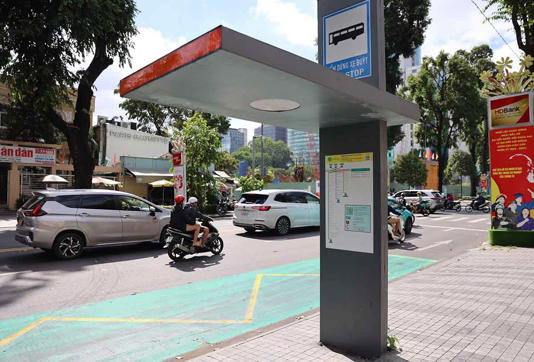 Một số điểm đón, trả khách dành cho xe buýt được sơn phản quang màu xanh. Ảnh: Như Quỳnh