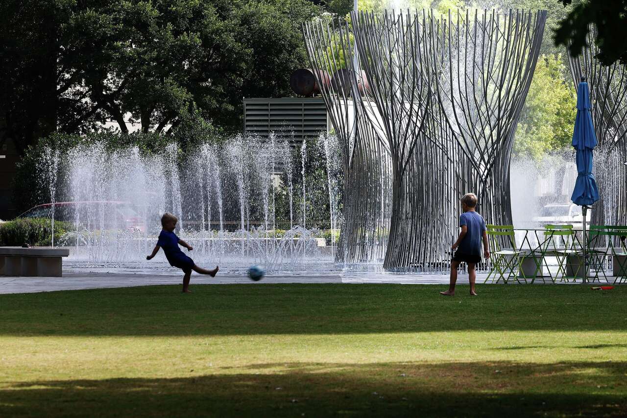 Klyde Warren Park westward expansion comes together with ice rink, pavilion in the works