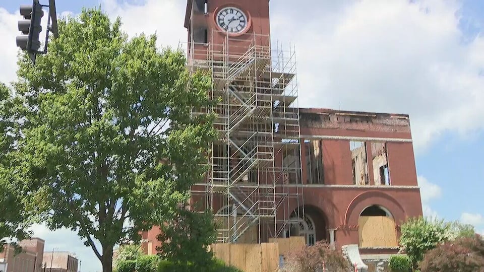 Roads open near burned-out Floyd County Historic Courthouse but ...