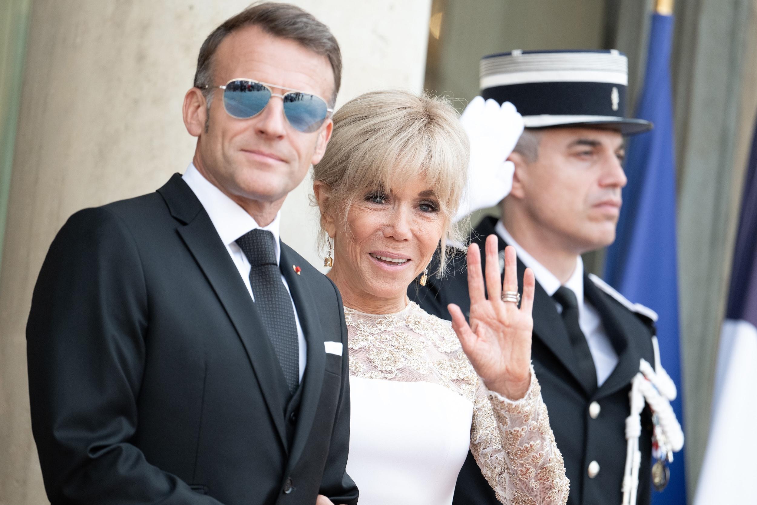 Lunettes de soleil et escarpins roses : Emmanuel et Brigitte Macron sur leur 31 pour accueillir le roi et la reine de Thaïlande