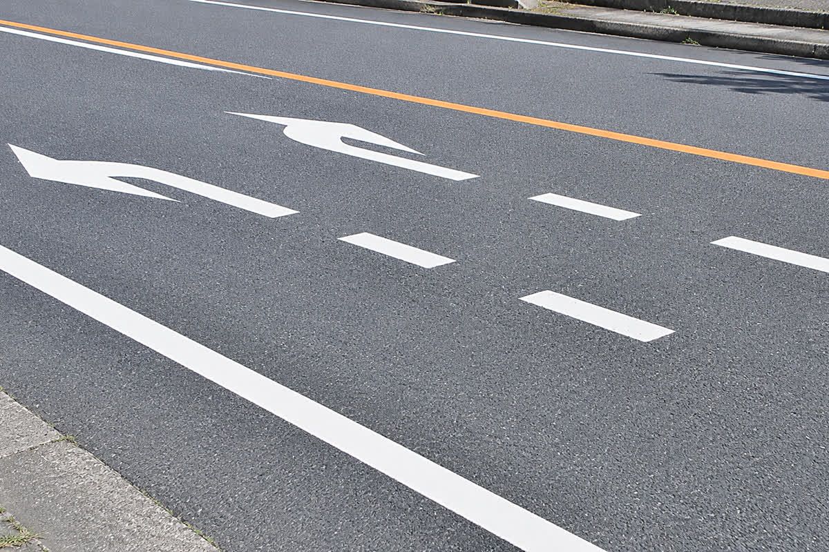 点線の矢印に従わなくても違反にならないのか?知らなかったでは済まない道路標示の「盲点」