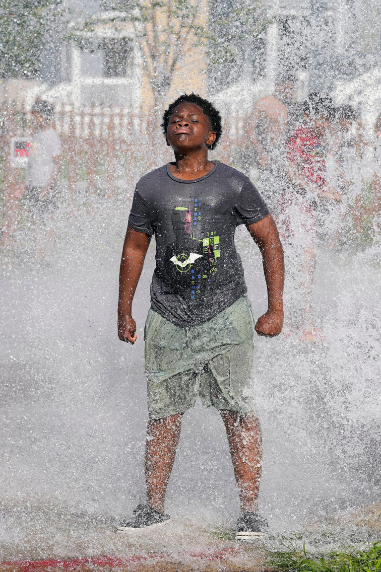 Kids cool off in unauthorized Milwaukee fire hydrant spray