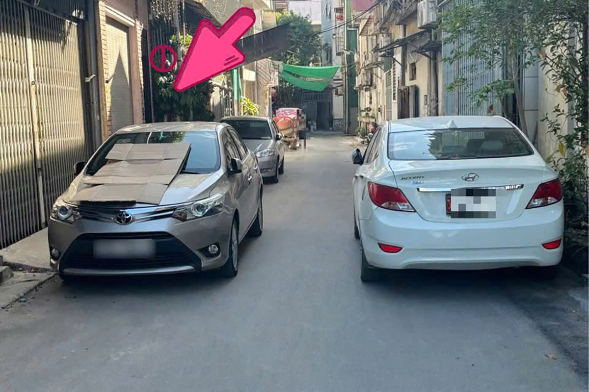 Chủ nhà bị phạt 2,5 triệu đồng vì đỗ xe trước cửa, chắn lối trong ngõ nhỏ