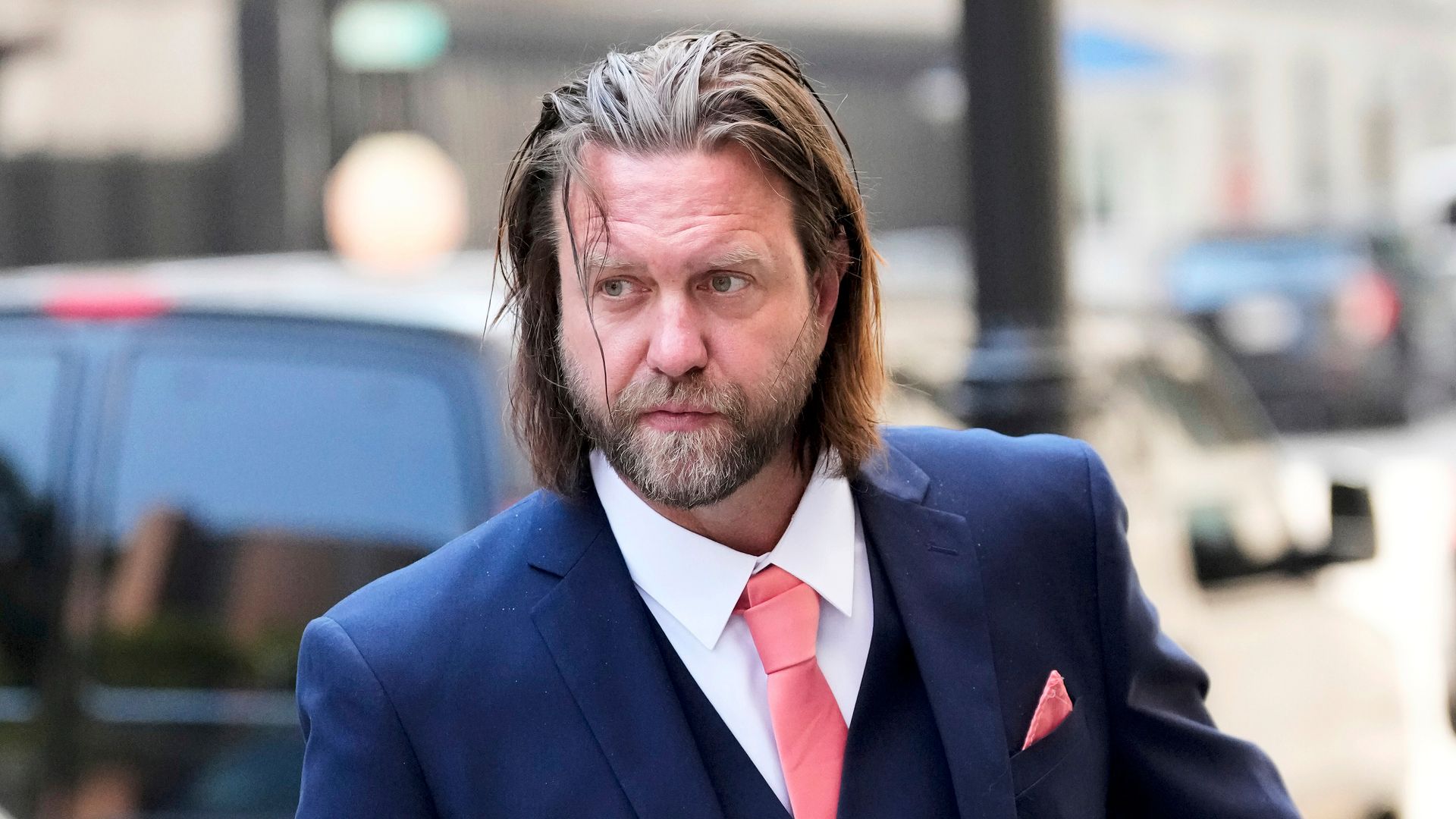 Carl Rinsch: Regisseur soll Netflix-Millionen für Luxusleben verprasst ...