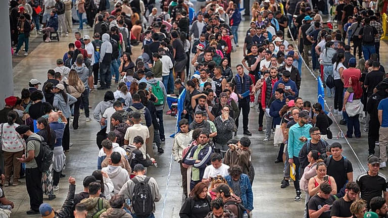 Over 1 million migrants apply for Spain's mass regularisation, PM Pedro ...