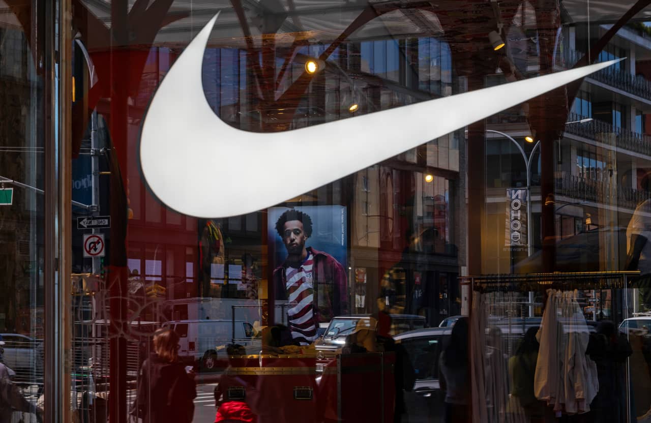 🟢 Nike Beats Earnings, Stock Still Sinking?! 📉💔
