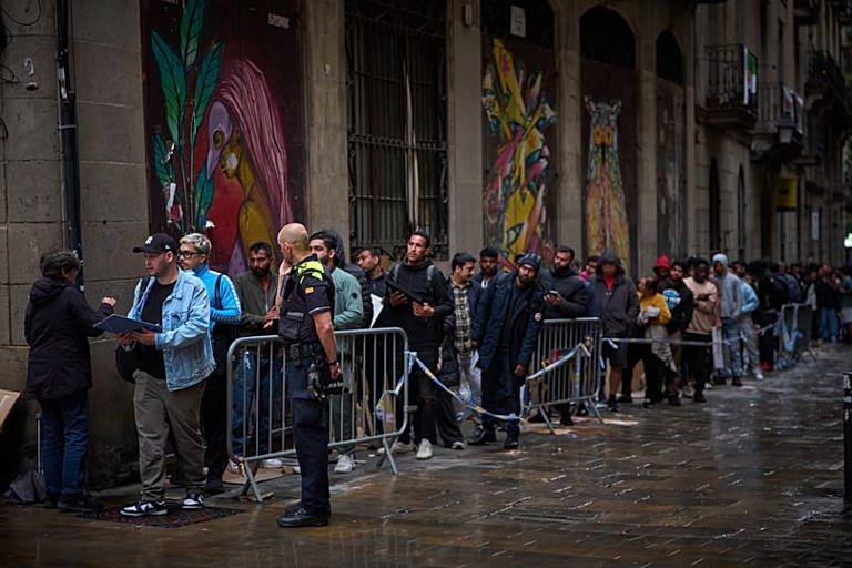 Over 1 million migrants apply for Spain's mass regularisation, PM Pedro ...