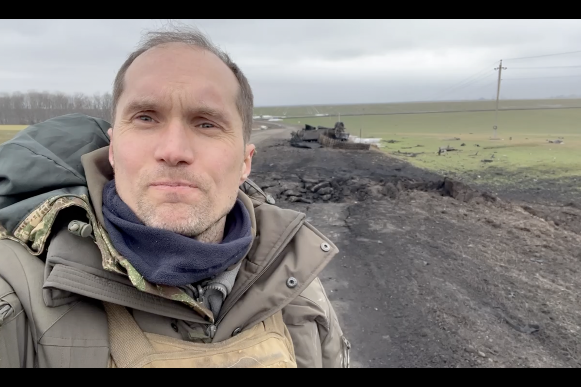 Ukrainian tanks take out Russian APC in dramatic clash