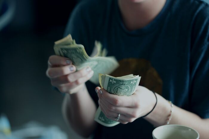 34 Everyday Habits People Only Have Because They Grew Up Poor
