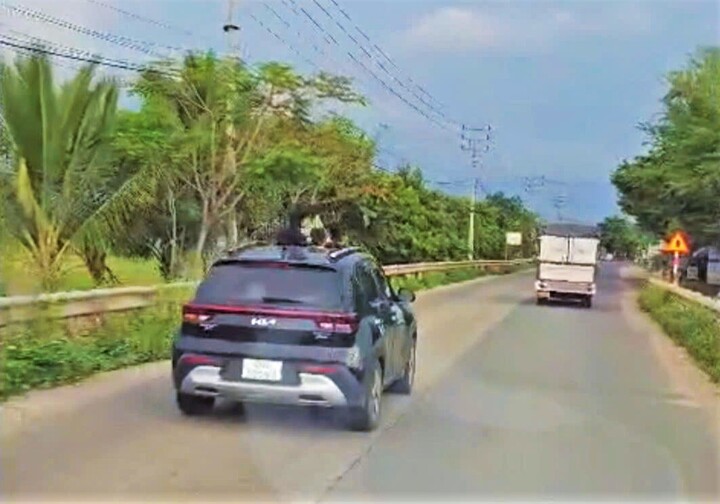 Để 3 trẻ nhỏ thò đầu ra cửa sổ ô tô, người phụ nữ ở Đắk Lắk bị phạt