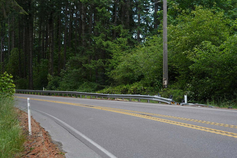 Drivers constantly hit this infamous guardrail in Pierce Co. Locals are ...