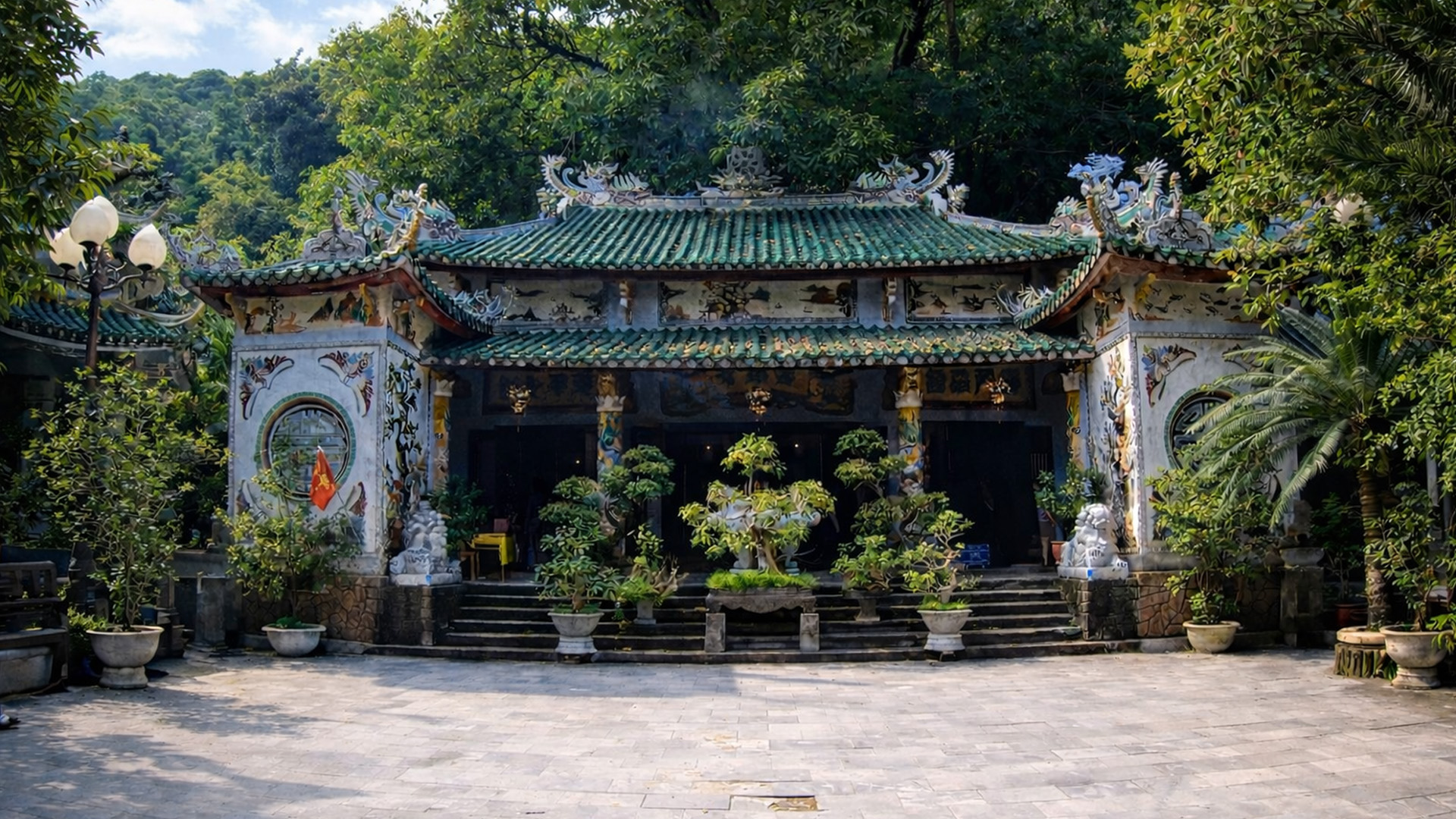 What makes the Marble Mountains a popular stop in Da Nang?