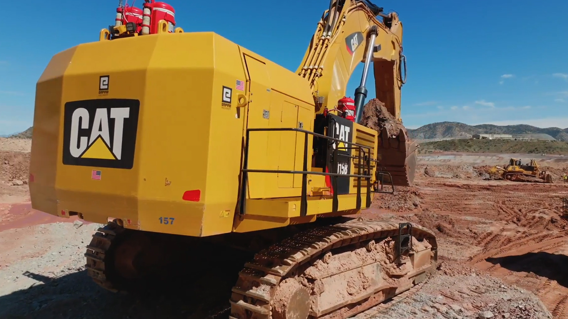 Giant hydraulic excavator showcases incredible digging power