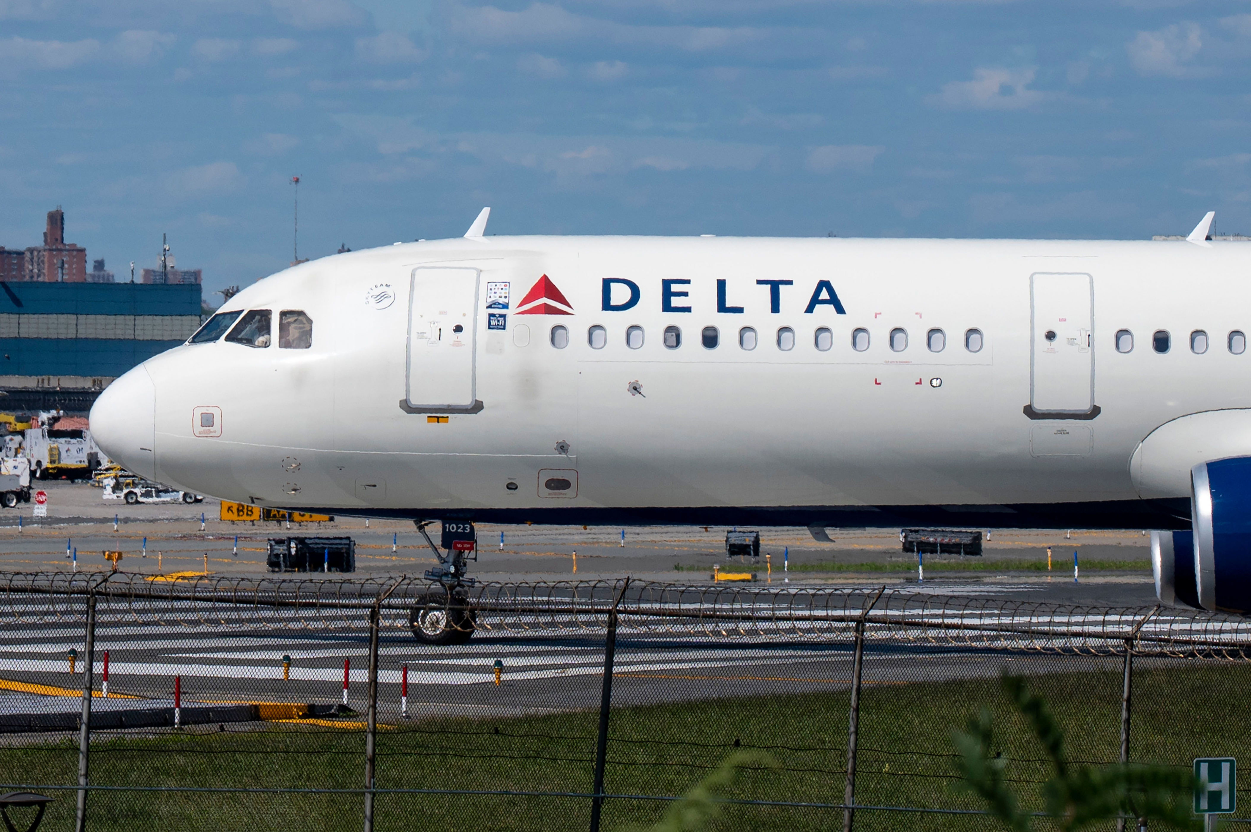 Delta Air Lines restores popular route at United’s top Northeast hub ...
