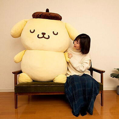 ポムポムプリン」全長105cmの超ビッグぬいぐるみが王冠＆マント付きの