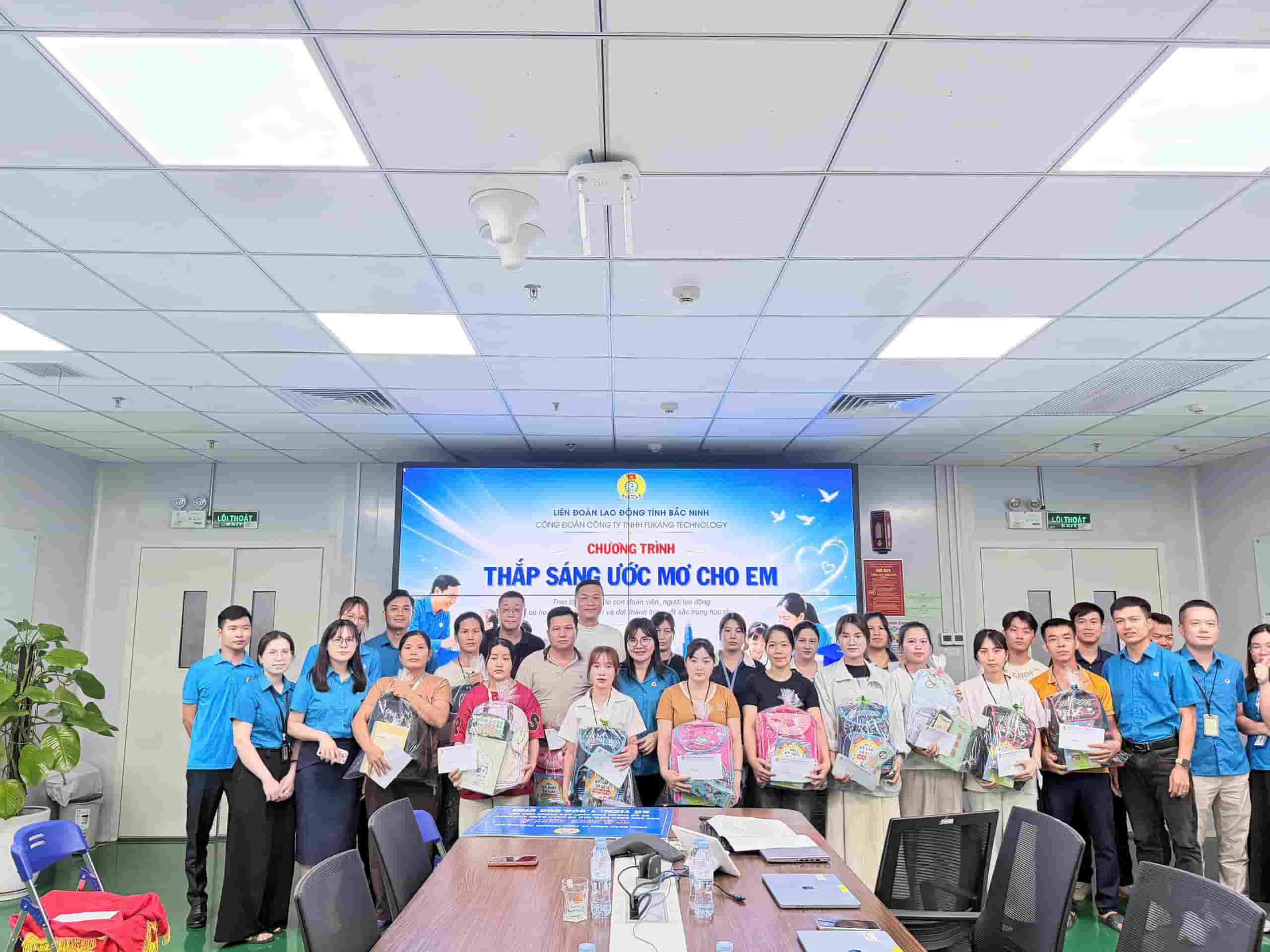 Công đoàn Fukang Technology tiếp sức con đoàn viên hiếu học