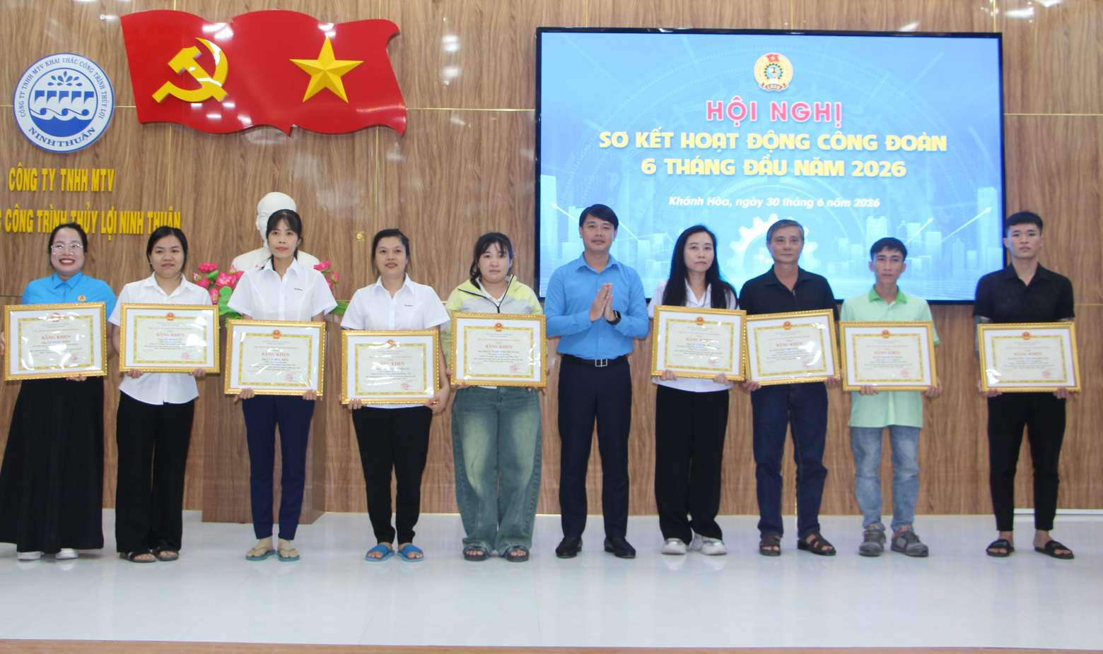 Công đoàn Khánh Hòa thúc đẩy thi đua để người lao động giỏi hơn, thu nhập tốt hơn