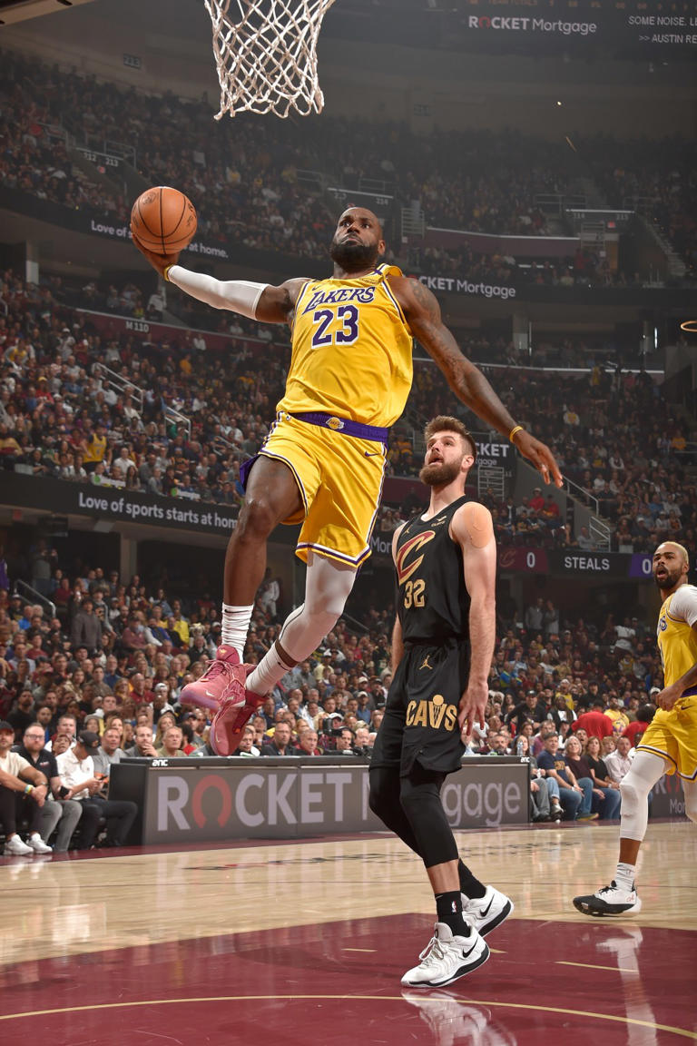 Lakers fans meltdown at LeBron James’ dramatic exit: ‘Absolute cinema’