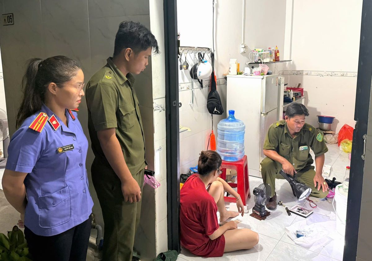 Công an khám xét phòng trọ, thu giữ ma túy đá giấu trong khẩu trang