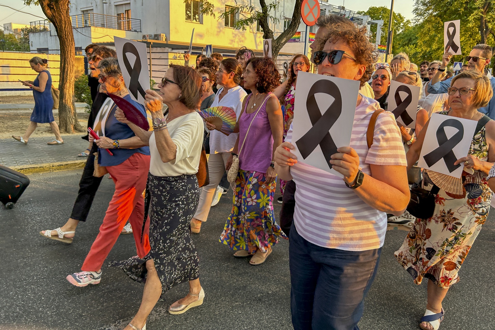 Un millar de personas condena en Mairena (Sevilla) el asesinato de una ...