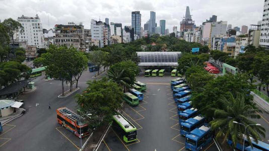 Bến bãi, nhà chờ xe buýt khang trang, hiện đại ngay trung tâm TP.HCM.