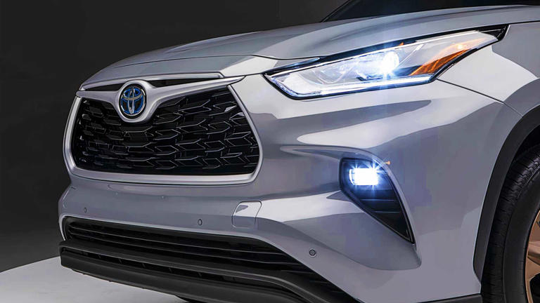 How much it costs to replace a Toyota Highlander hybrid battery in 2026