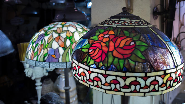 How to tell if your vintage flower lamp is Tiffany glass