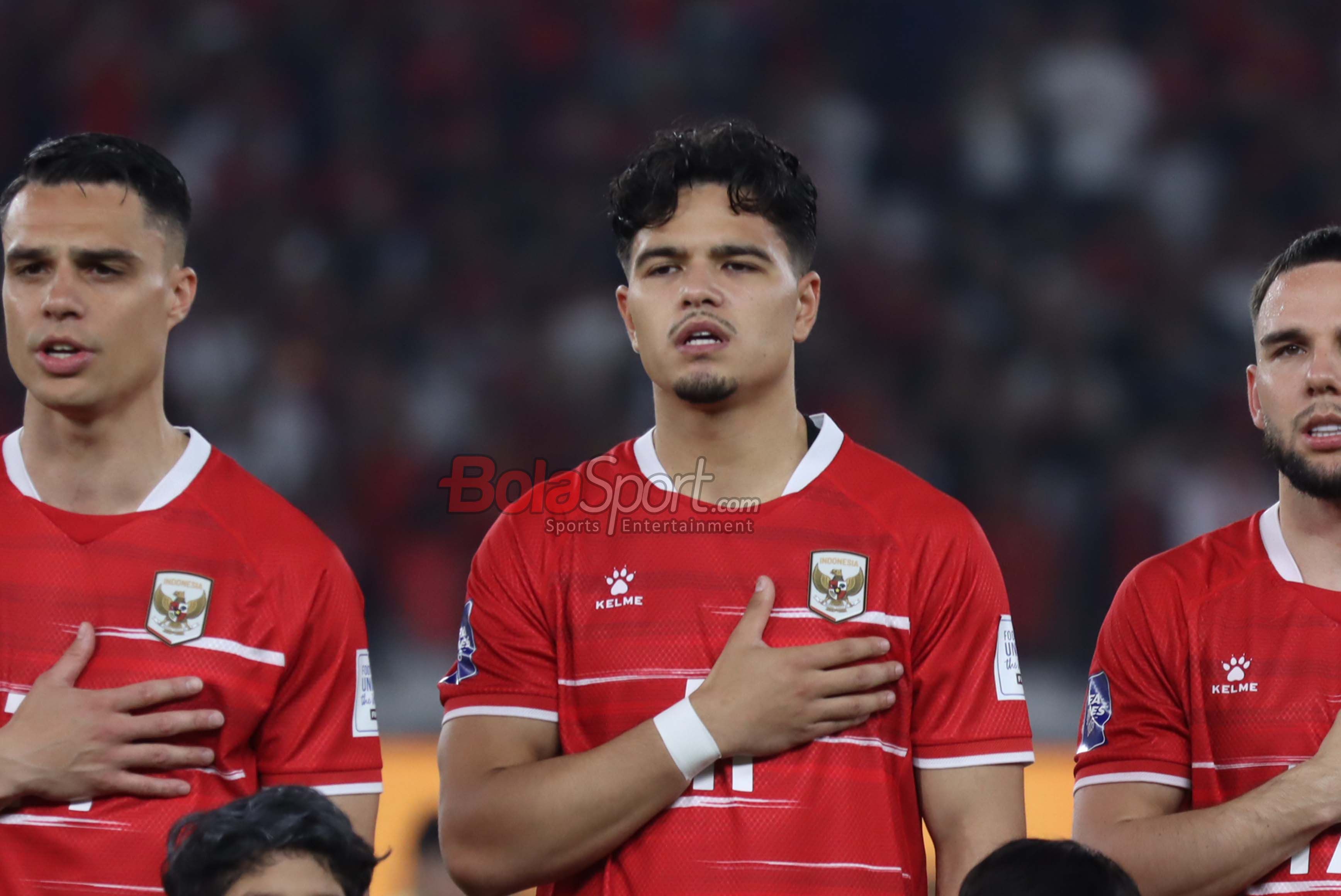 Penyerang Timnas Indonesia, Ragnar Oratmangoen (tengah) sedang menyanyikan lagu kebangsaan Indonesia Raya di Stadion Utama Gelora Bung Karno, Senayan, Jakarta, Senin (30/3/2026).