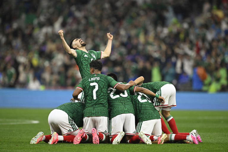 Mexico's fast start, not its famous defense, sinks Ecuador at the Azteca