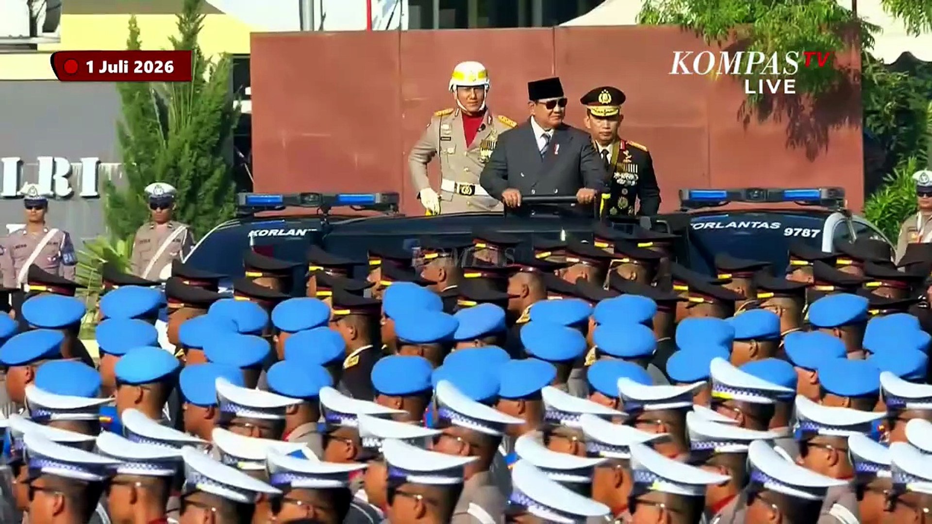 Momen Prabowo cek pasukan HUT Bhayangkara ke-80 dari atas mobil rantis ...