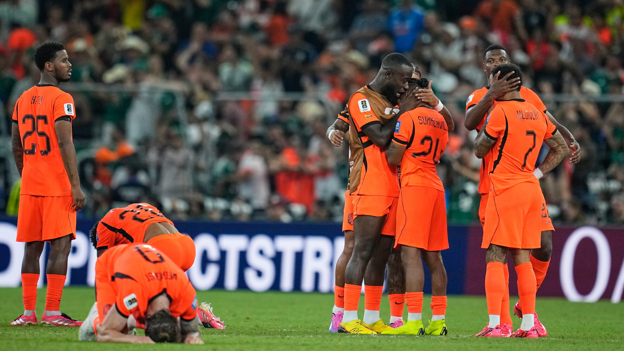 'Nhà tiên tri World Cup' xin lỗi Hà Lan
