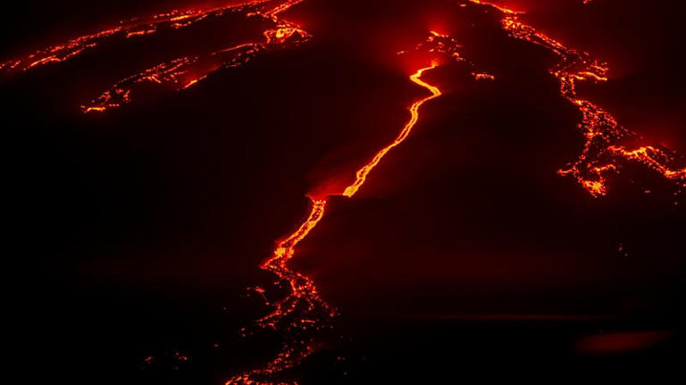 Etna znów wybuchła. Dron uchwycił rzeki lawy spływające po zboczach