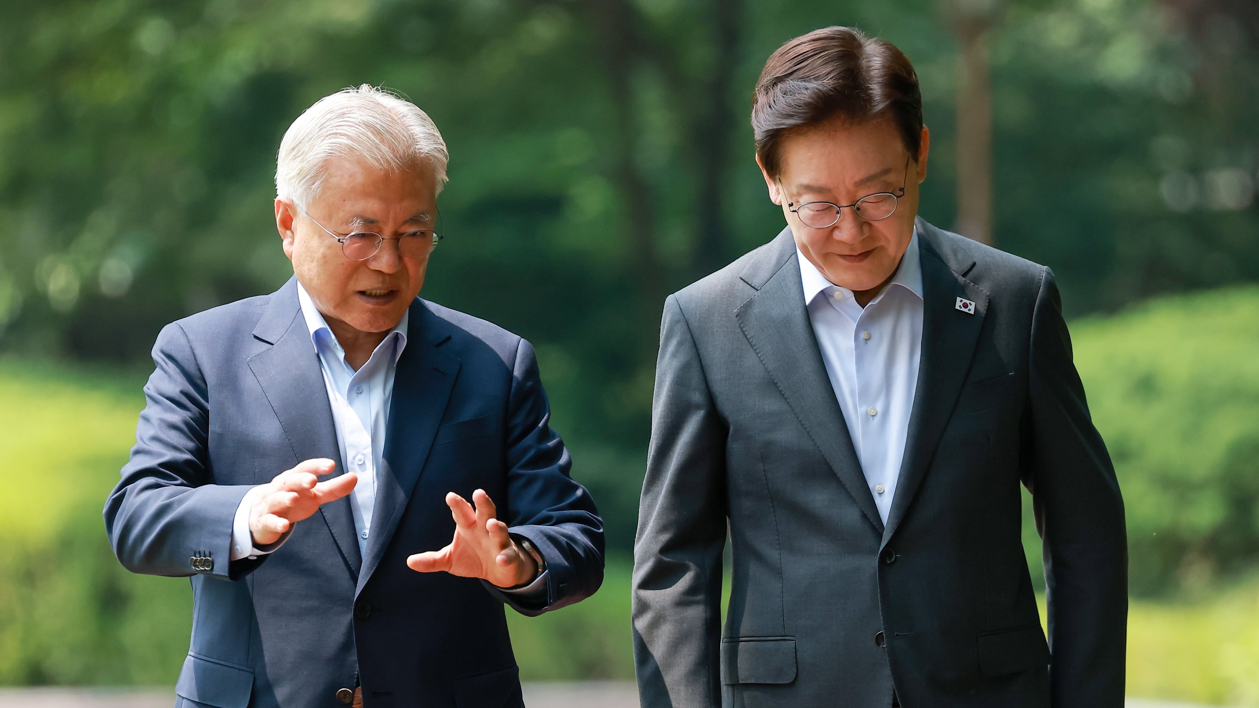 Moon, Lee differ on unity strategy ahead of Democratic Party convention