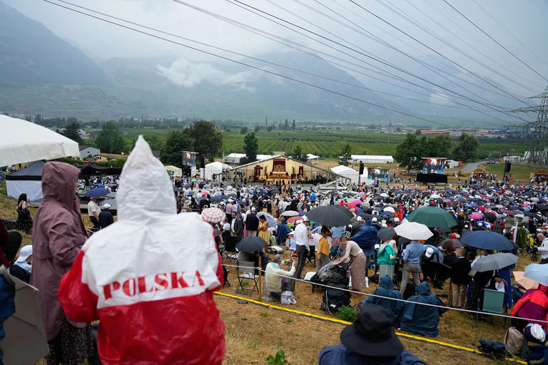 Defying Pope Leo XIV and risking schism, traditionalists go ahead with ...