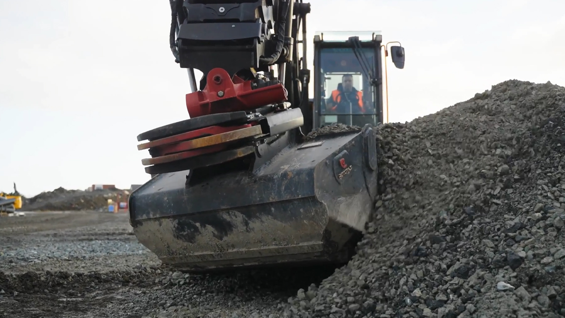 Advanced tilting bucket technology boosts earthmoving efficiency