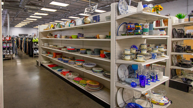 The Vintage Kitchen Storage Jars You Need To Grab If You Spot Them At A Thrift Store