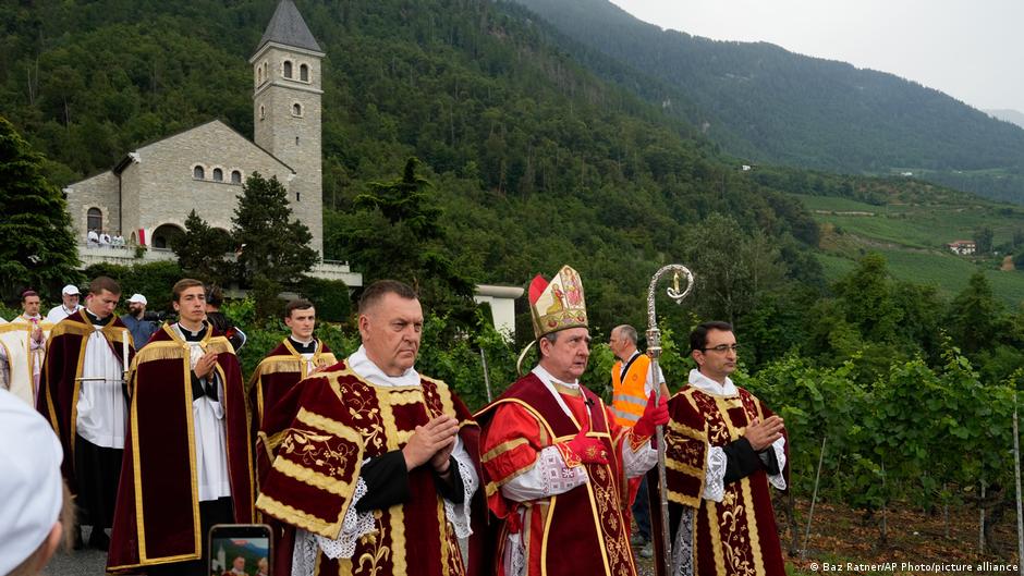 Rebel Catholic group SSPX defies pope, consecrates bishops