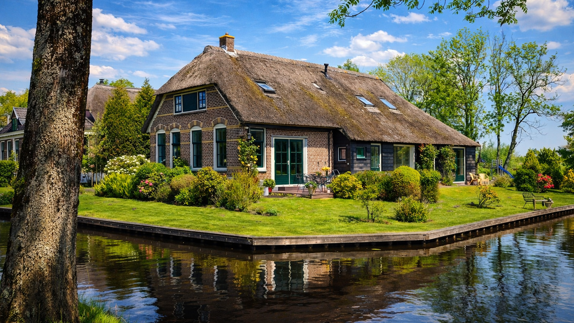 Exploring Giethoorn's peaceful canals in the Netherlands (4K)