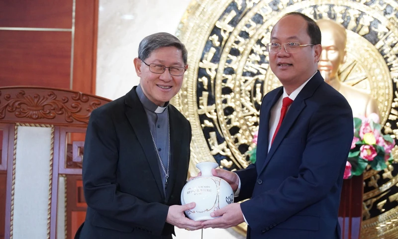 Đức Hồng y Luis Antonio Gokim Tagle gặp lãnh đạo Cà Mau trước lễ tuyên phong chân phước linh mục Trương Bửu Diệp