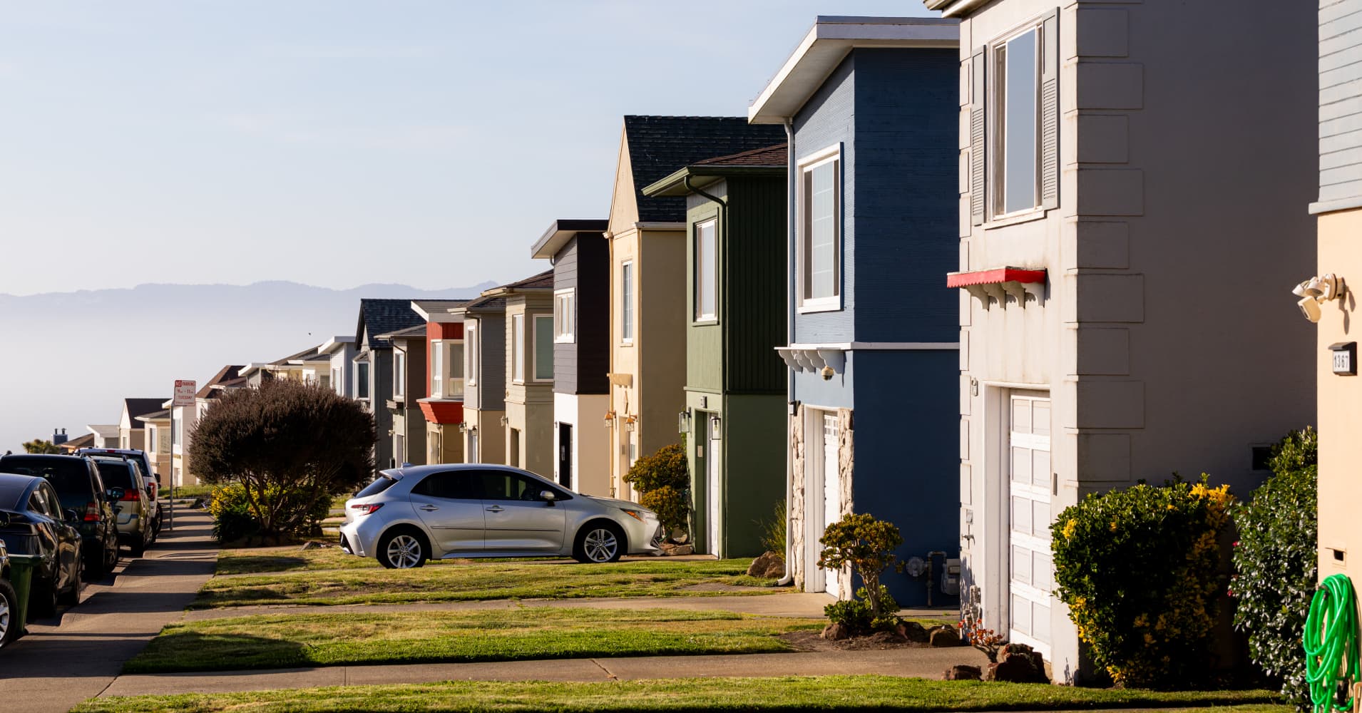 Mortgage rates drop for the first time in 2 months, but demand still ...