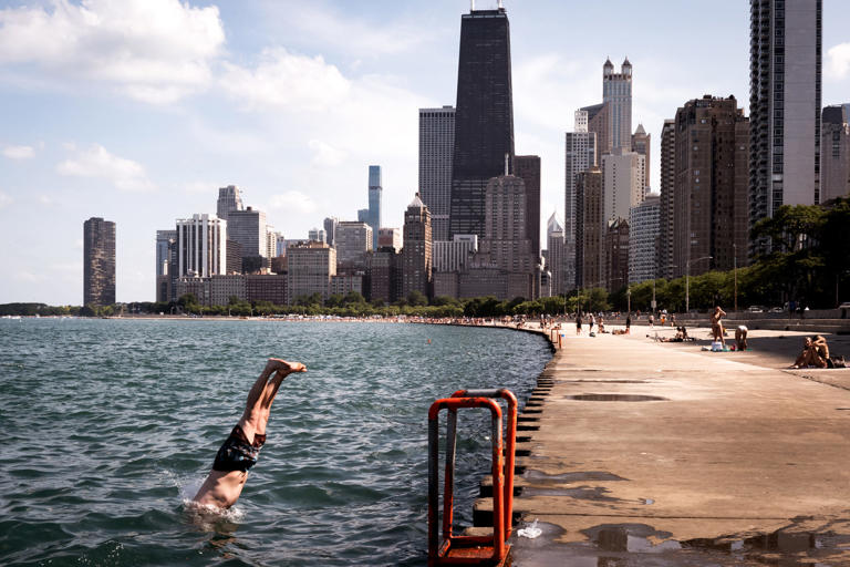 Temperatures topped 90 degrees in Chicago on Monday. (Scott Olson / Getty Images)