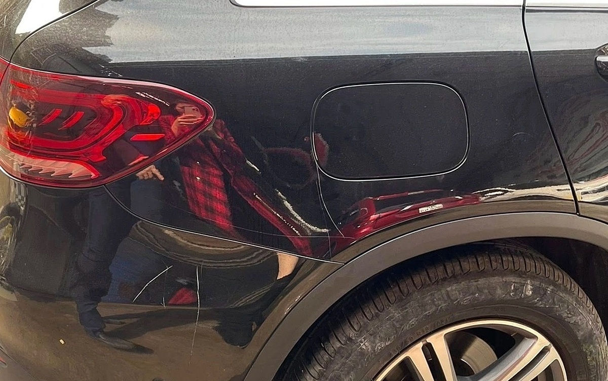 Gia chủ cầm chìa khóa cào 15 vết xước trên chiếc Mercedes đỗ trước cửa