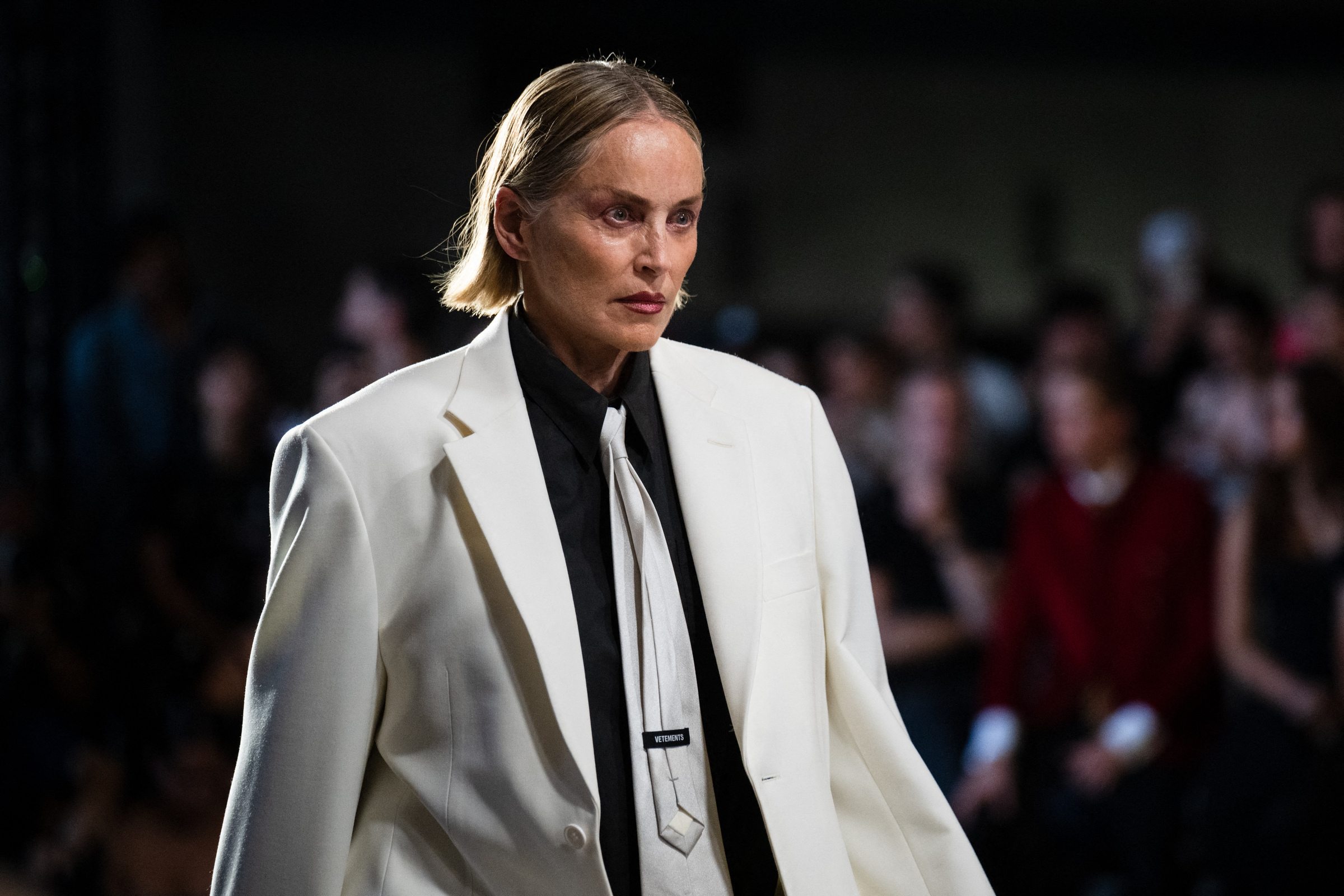 Sharon Stone catwalk ở Paris Fashion Week