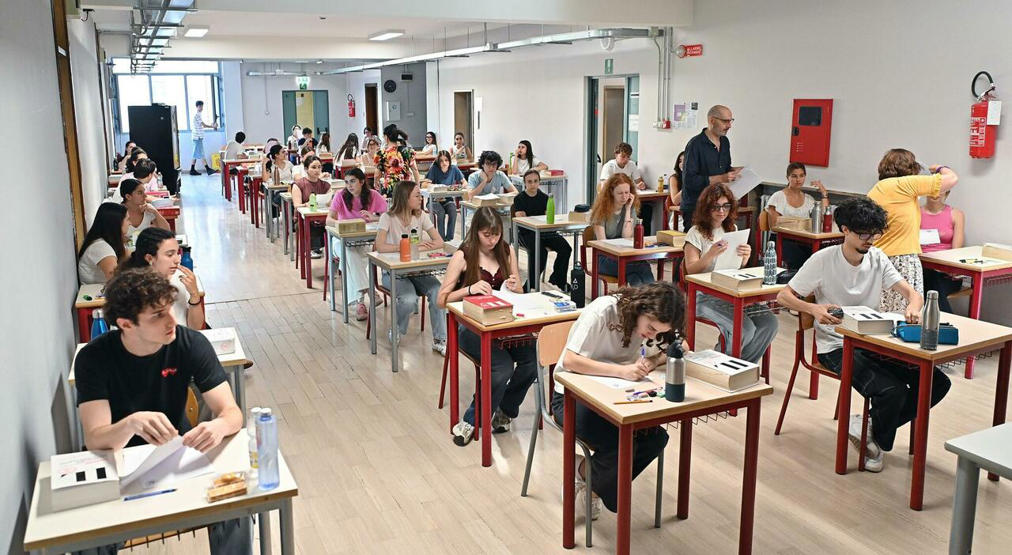  Maturità 2026, il bestiario degli strafalcioni: Il fu Mattia Bazar, Hitler autore di Minecraft e la Guerra dei Sette Nani. Gli errori colossali