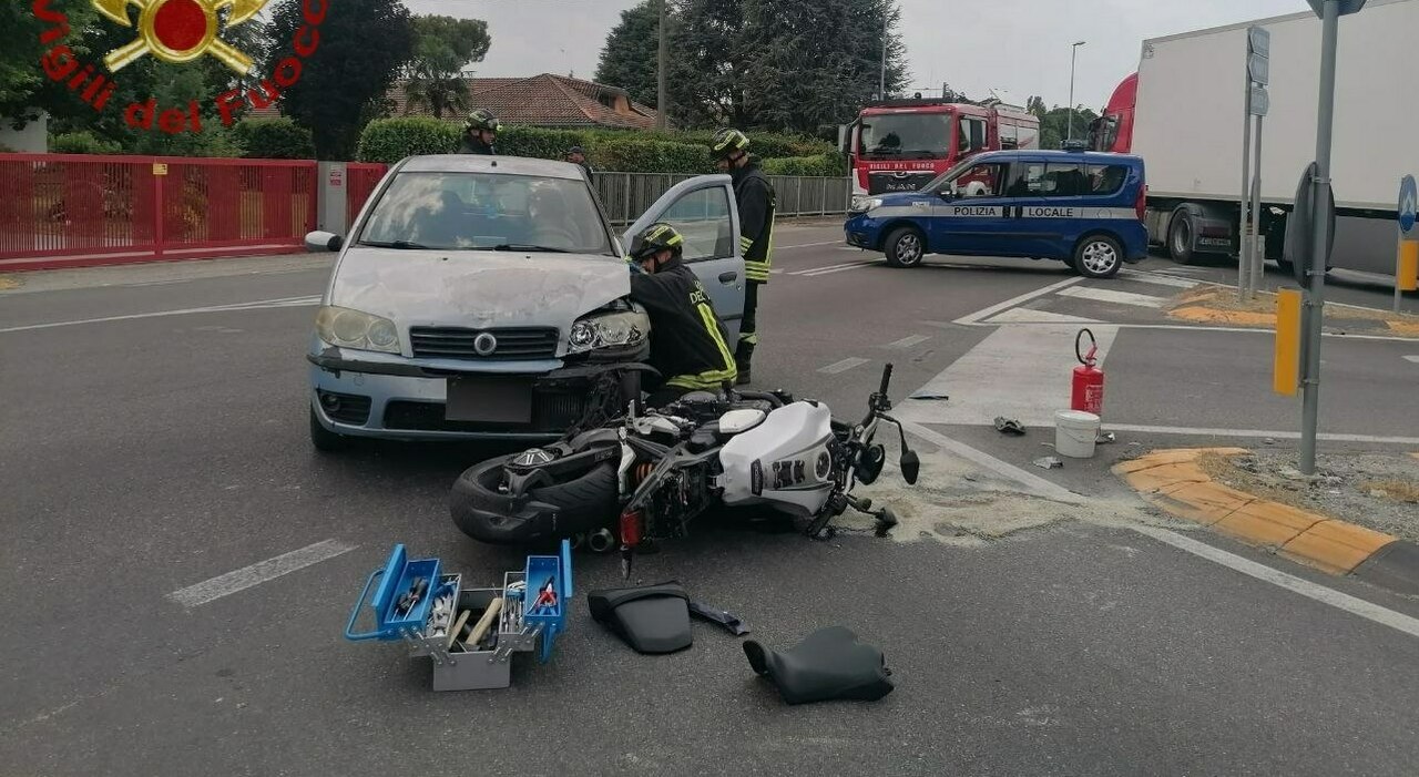 Incidente tra auto e moto all'incrocio: centauro ferito
