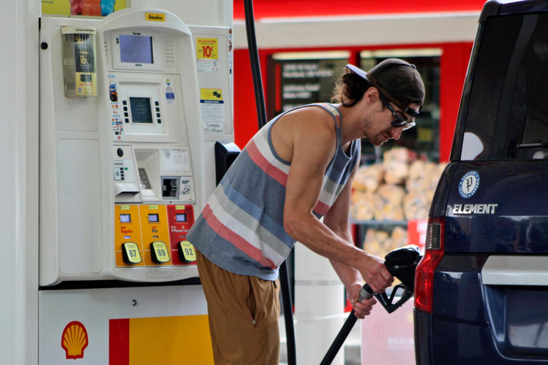 Gas prices continue to drop as Fourth of July is just days away