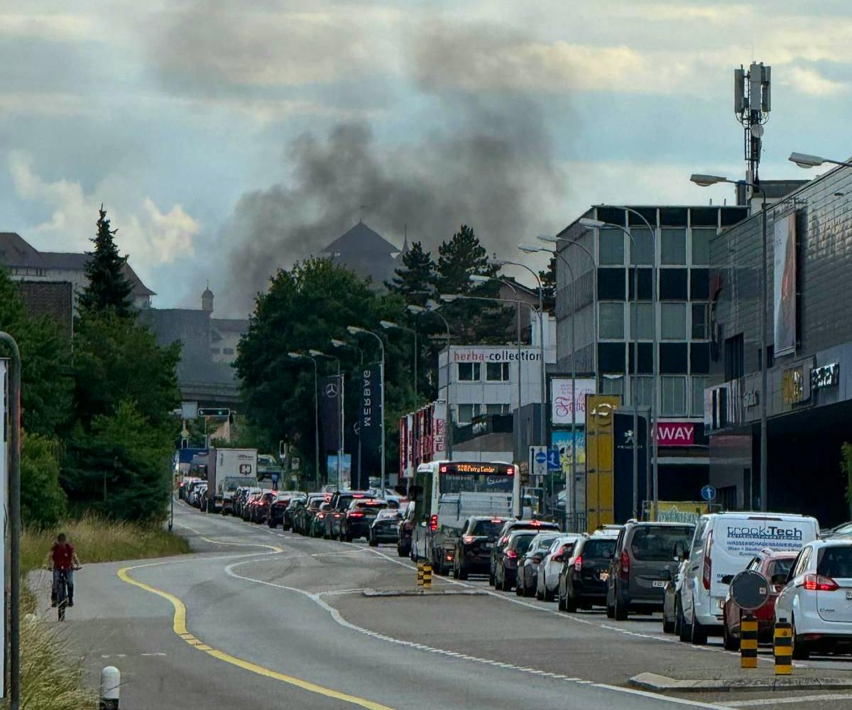 Autobrand: Schwarzer Rauch quillt aus Tunnel, massiver Stau