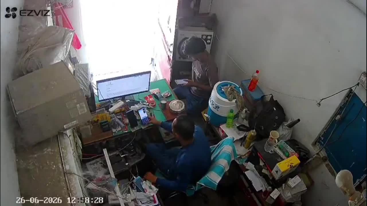 CCTV captures Delhi robbery attempt after attacker throws chilli powder ...